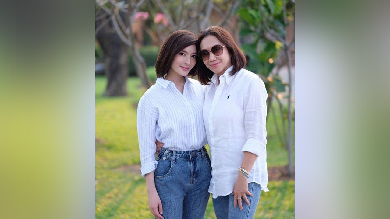 แอฟ ทักษอร โพสต์ภาพคู่คุณแม่ แต่เกิดคำถามที่ขาคุณยาย