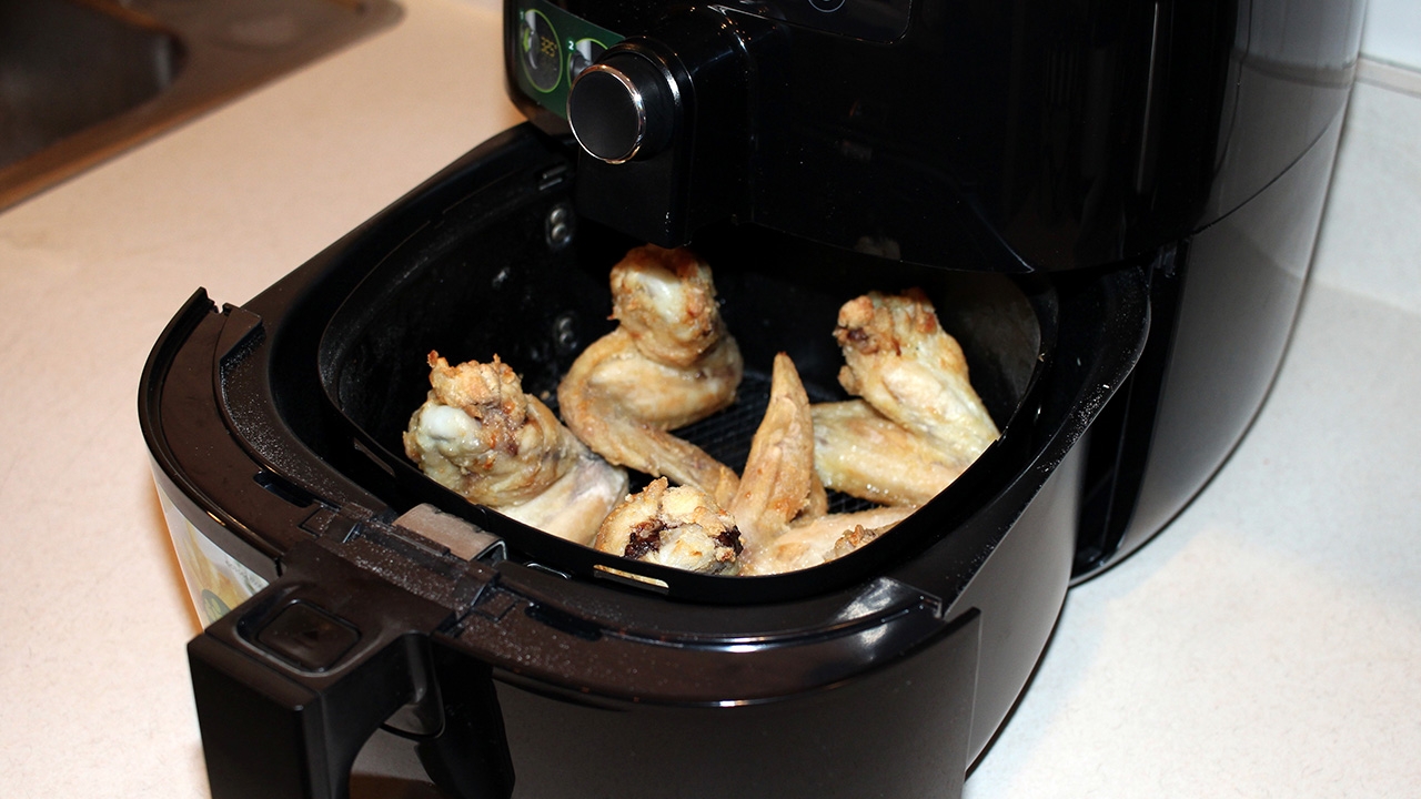 ไอเทมฮิต กักตัวหนีโควิด-19 "หม้อทอดไร้น้ำมัน" สารพัดเมนู ทางเลือกคนอยากผอม 