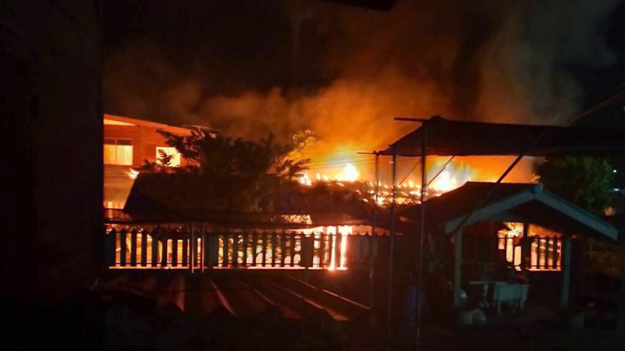 ยิ่งกว่าโดนปล้น ไฟไหม้บ้านสาวใหญ่นครนายก วอดหมดไม่เหลือ คาดไฟฟ้าลัดวงจร