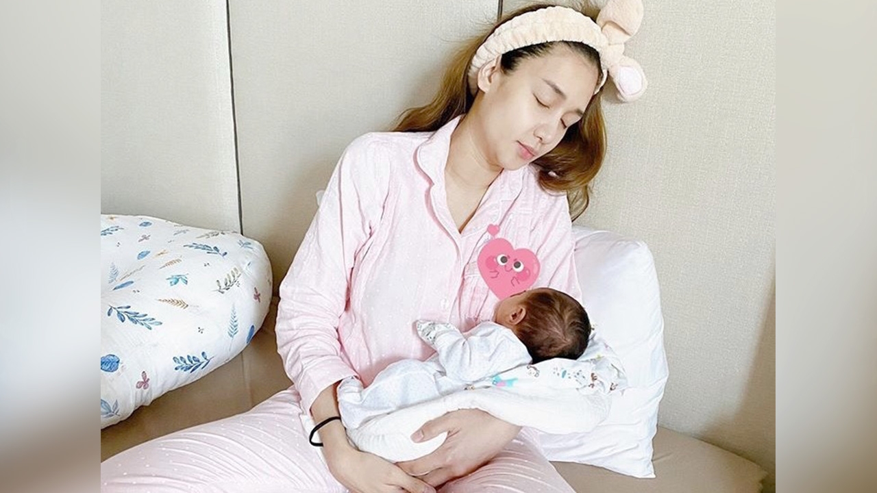 เนย โชติกา เข้าสู่วิถีแม่ลูกอ่อนอีกครั้ง ใส่ชุดนอนนั่งหัวฟูกล่อมจนหลับ