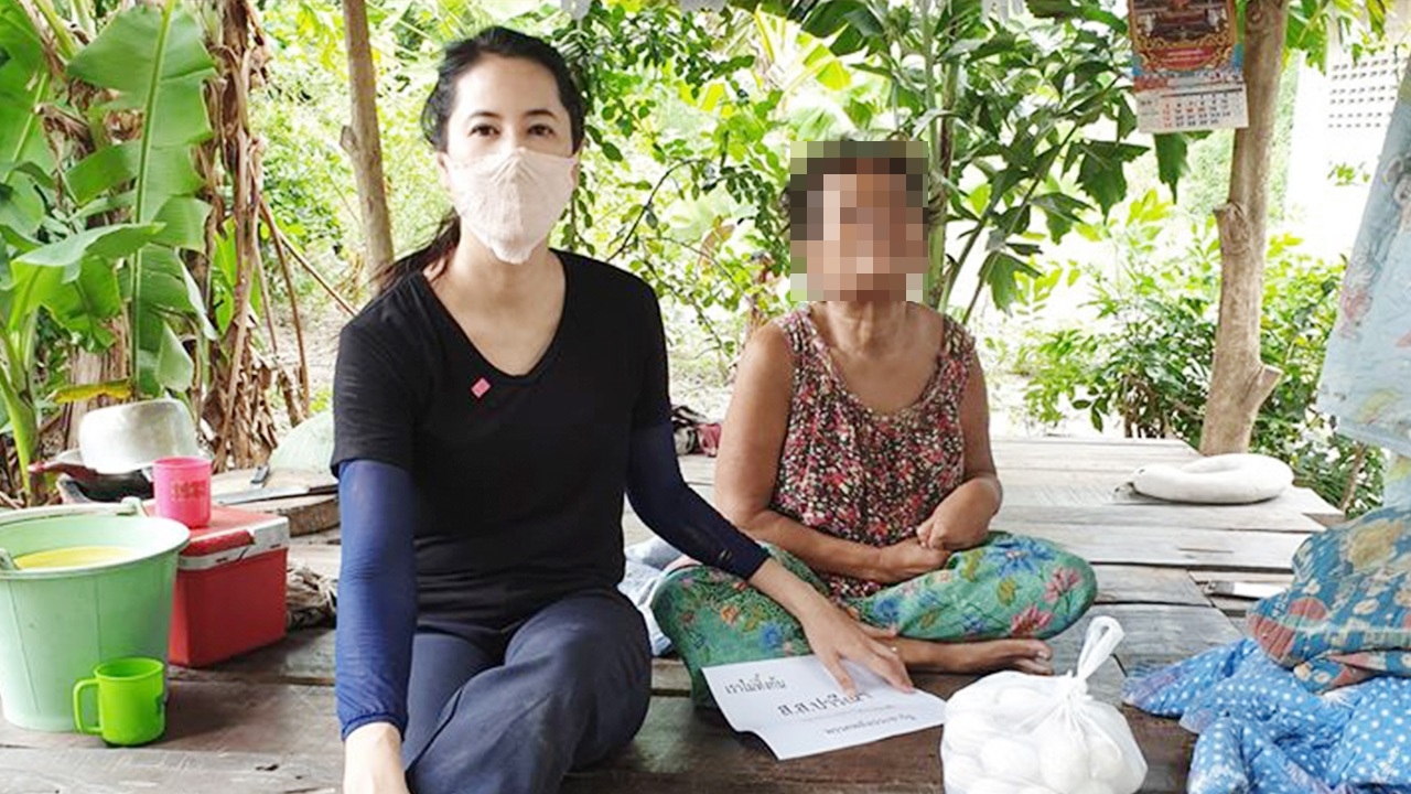 "ปารีณา" หิ้วถุงไข่เป็ด แจกชาวบ้านยากไร้ สู้วิกฤติ "โควิด-19"