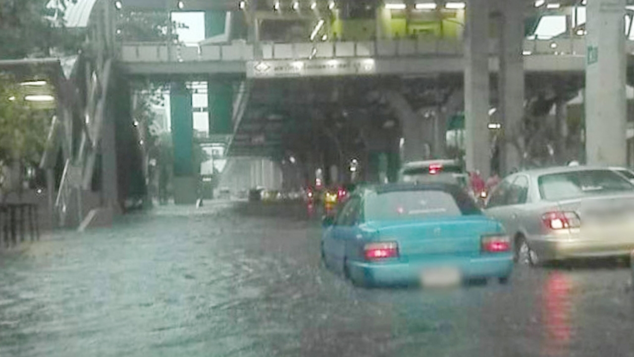 ฝนถล่มทั่วกรุงเทพฯ ถนนพหลโยธินระดับน้ำท่วมขังสูง จราจรติดขัด