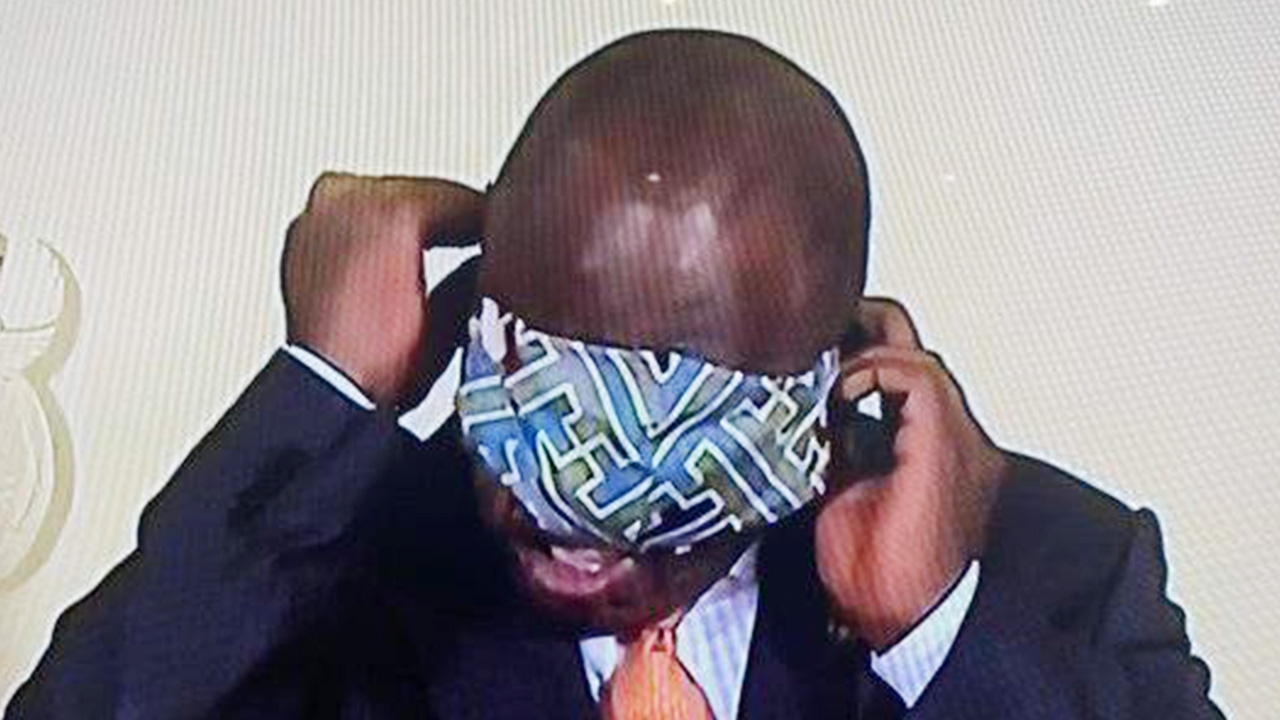 ปธน.แอฟริกาใต้โดนล้อ ใส่หน้ากากอนามัยผิดๆ ถูกๆ แถลงข่าวรับมือโควิด (คลิป)