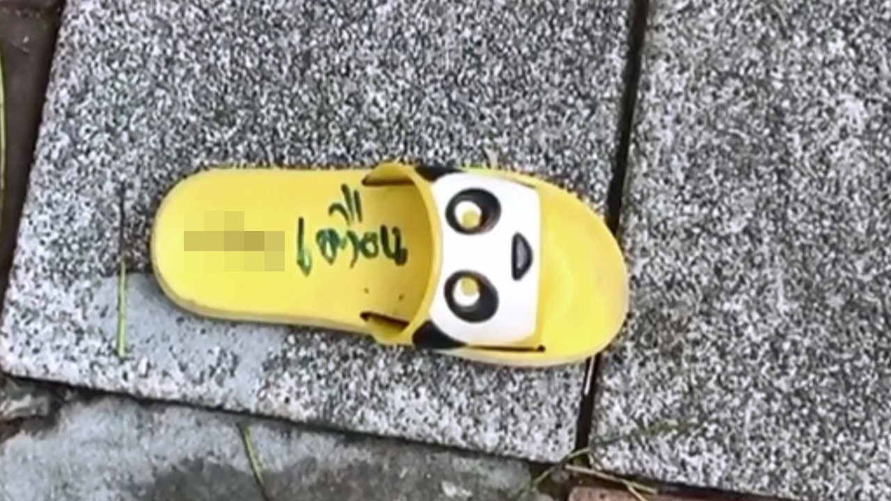 ชาวบ้านมาแต่ไก่โห่ เขียนชื่อบนรองเท้า จองคิวรับของบริจาคโควิด-19