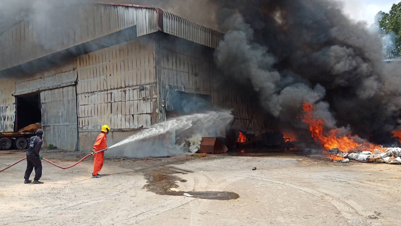 ไฟไหม้โรงงานถ่านอัดก้อนที่พนัสนิคม ดับทันก่อนวอดหมด ตร.เร่งสอบสาเหตุ