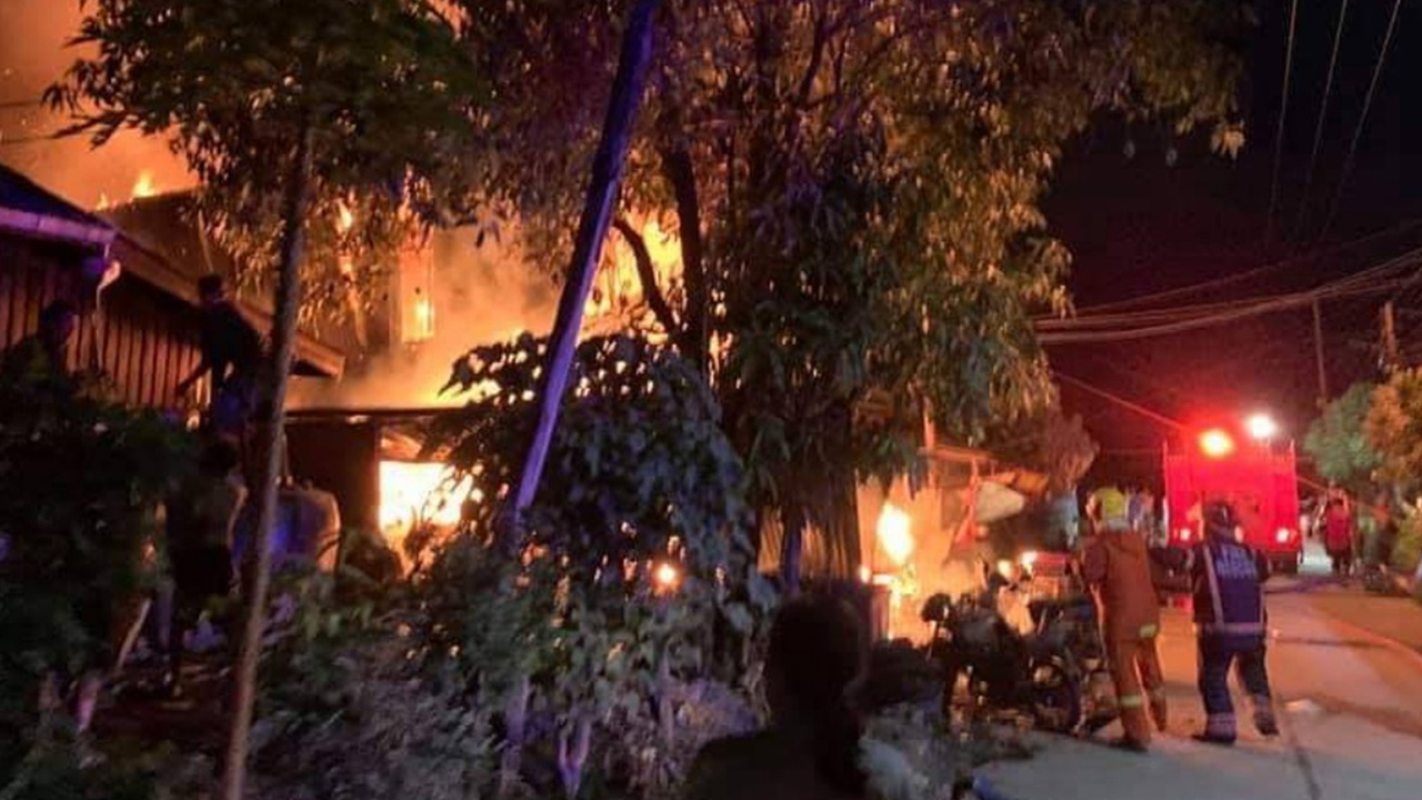 ไฟไหม้วอดอู่ซ่อมรถในหมู่บ้าน เบนซินระเบิดคลอกเจ้าของบาดเจ็บ 