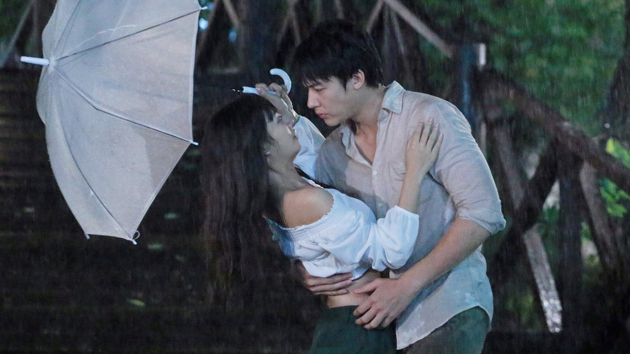 "มิว" ขี่หลัง "หมาก" ฟินทั้งน้ำตา ยิ้มไปร้องไห้ไปกลางสายฝนใน "อกเกือบหักแอบรักคุณสามี"