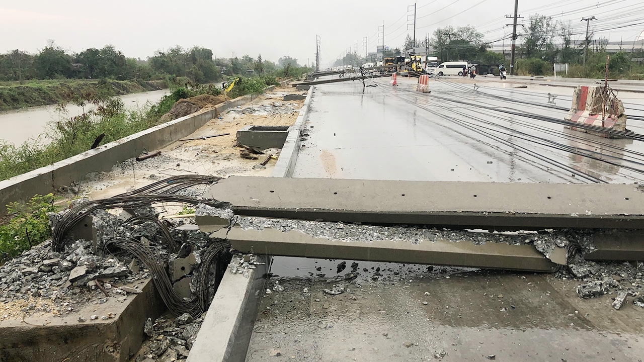 พายุพัดเสาไฟล้มนับสิบต้นริม ถ.สุขุมวิทสายเก่า ที่ อ.บางปะกง ทำรถติดหนัก