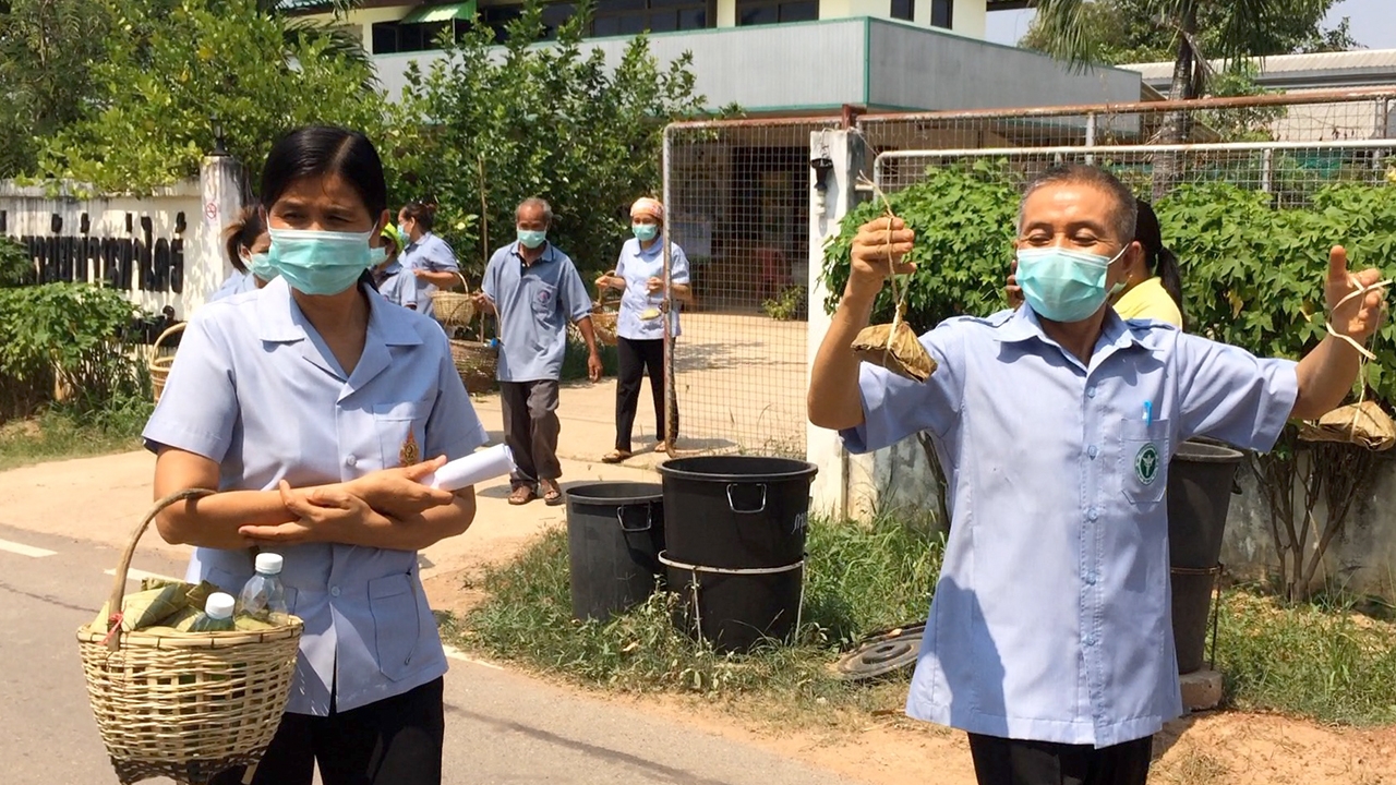 อสม.กาฬสินธุ์ ทำข้าวผัดสมุนไพรห่อใบบัว แจกชาวบ้านที่กักตัวหยุดโควิด-19