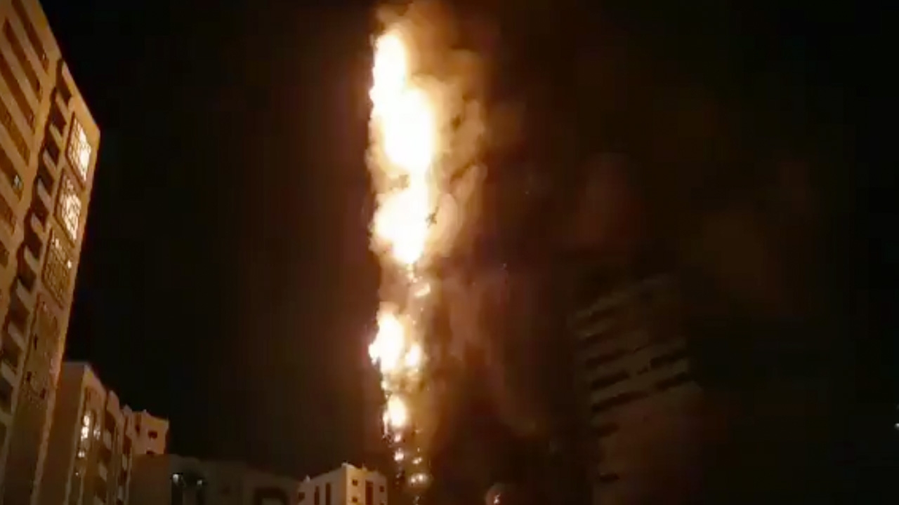 สุดสะพรึง ไฟลุกท่วมตึกสูงในยูเออี เศษซากร่วงใส่รถ-ถนน (คลิป)