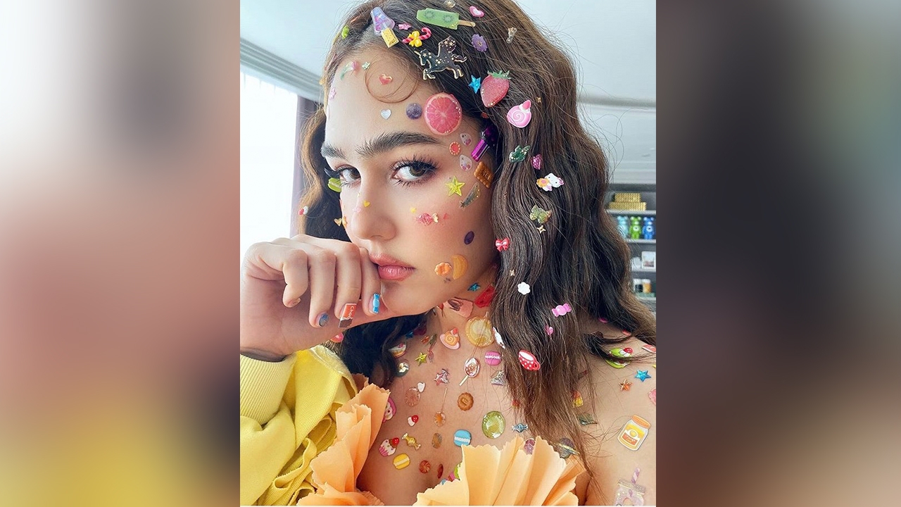 สาแก่ใจแม่ ชมพู่ อารยา นำเทรนด์ติดสติกเกอร์แทนใช้ฟิลเตอร์ถ่ายรูป