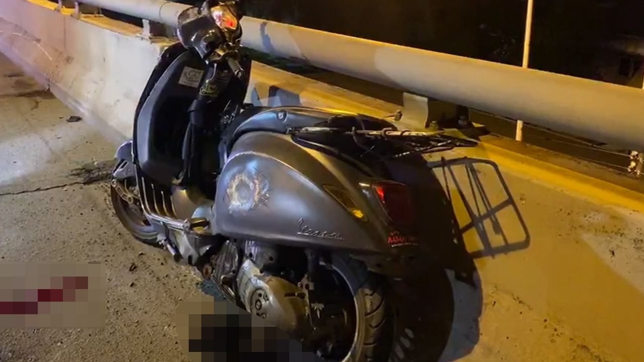 หนุ่มซิ่งเวสป้าชนท้ายพ่วงเทรลเลอร์ ร่างแหลกกระจายตายคาถนน