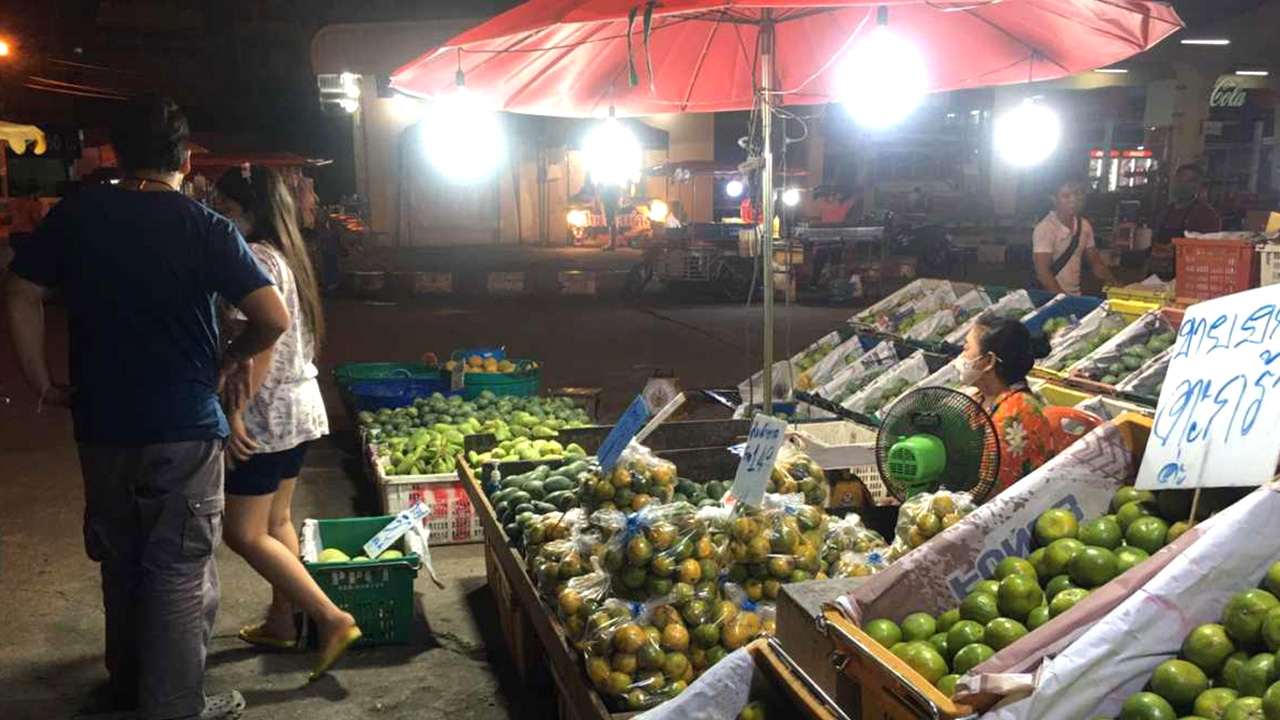 ระยองกลับสู่ความเงียบ พ่อค้านั่งเฝ้าเข่งทุเรียน บ่นขายไม่ได้เลย 