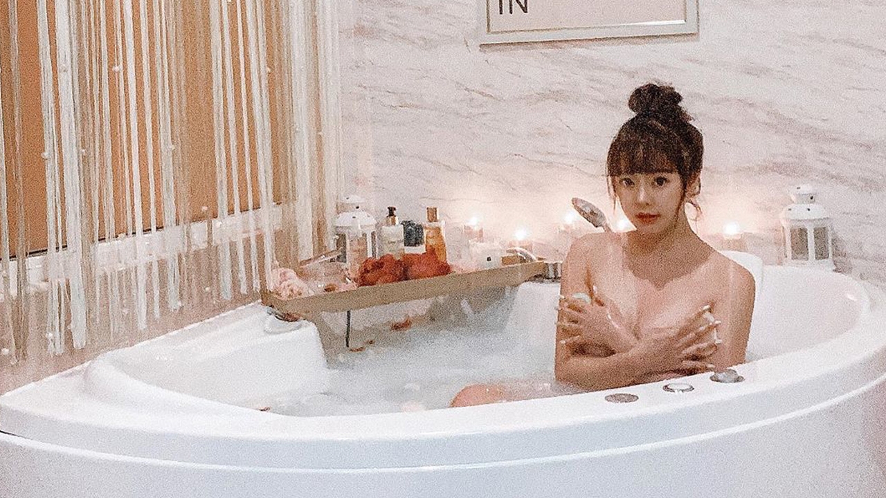 กัสจัง สลัดผ้าลงอ่างแช่สปา เผยผิวขาวเนียน เห็นแล้วอดซูมไม่ได้