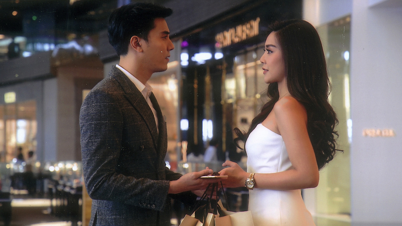 "ปราง" ล็อกเป้าหมายตก "ไม้" แกล้งสะดุดล้มในอ้อมแขน ตอนแรกใน "เมียอาชีพ"