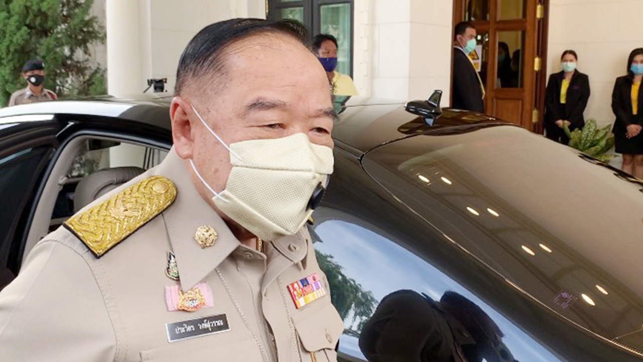 “ประวิตร” ปัดตอบ โพล ขย่ม “2 รมต.กปปส.” ย้ำปรับ ครม.อยู่ที่นายกฯ