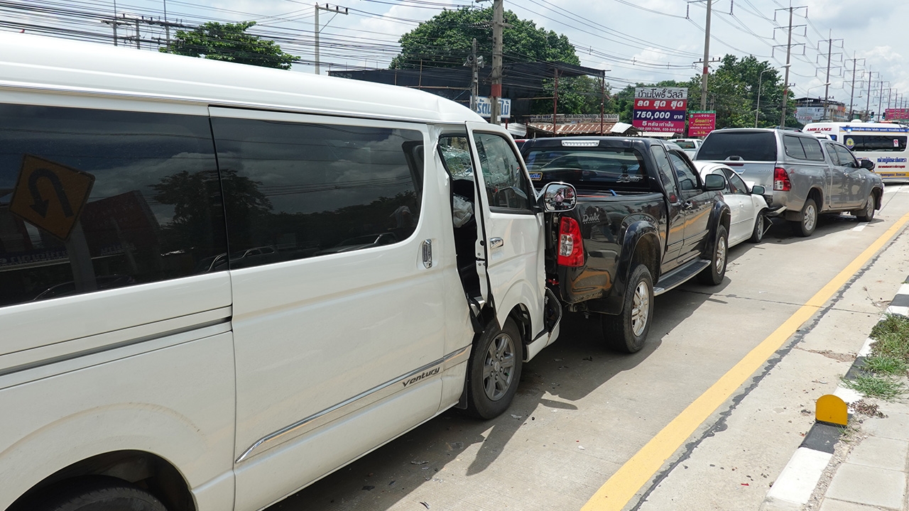 ลุงวัย 56 ขับรถตู้หลับในชนท้ายรถติดไฟแดง 5 คัน ที่ฉะเชิงเทราเจ็บ 1 ราย