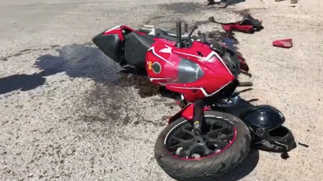 หนุ่มขี่บิ๊กไบค์ชนเก๋งสาวใหญ่บาดเจ็บ รถพังยับคาถนนกลางเมืองกาฬสินธุ์ 