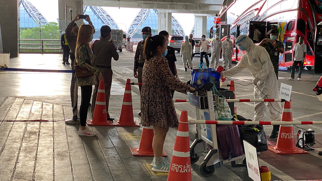 110 คนไทยกลับจากสิงคโปร์ ถึงสนามบินสุวรรณภูมิ พบไข้สูง 22 ราย