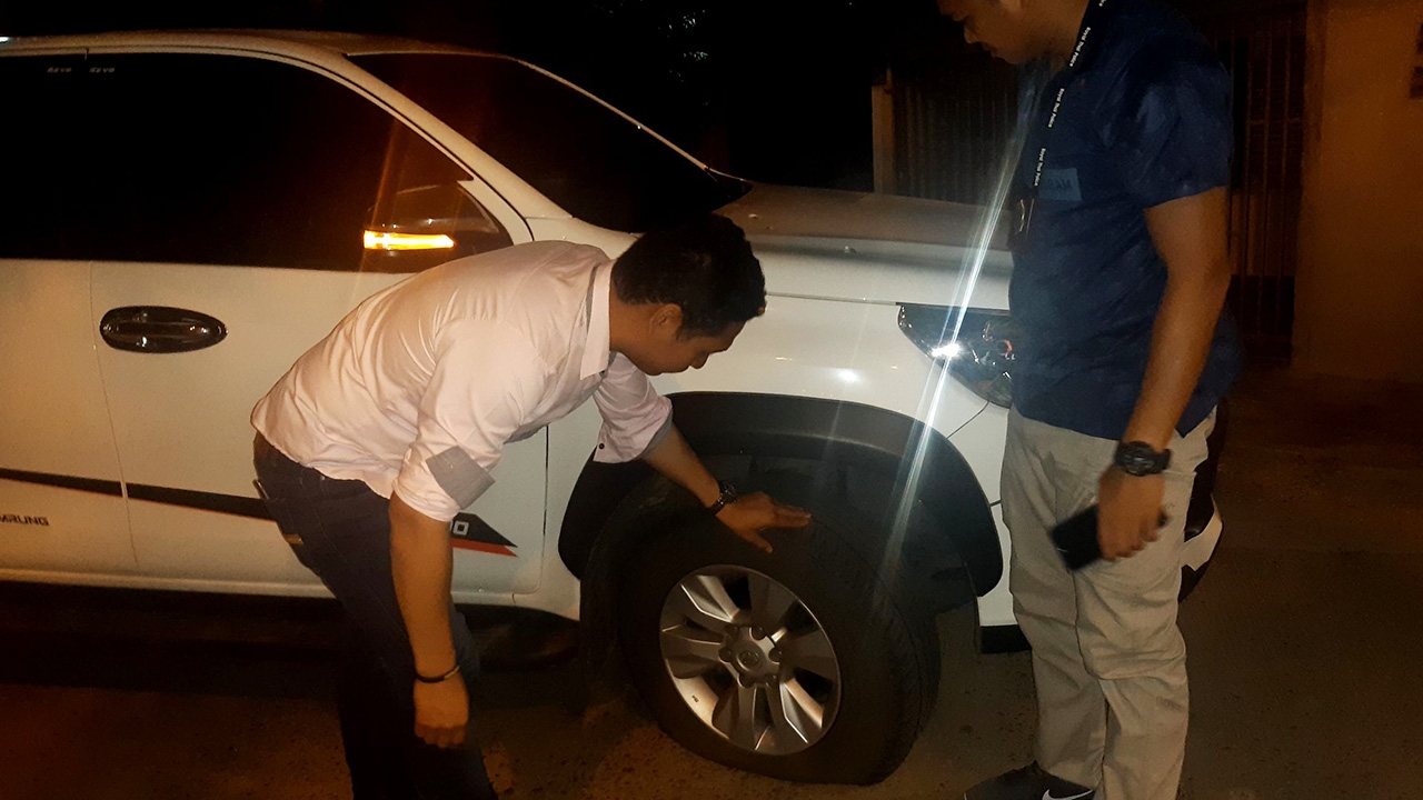 หนุ่มบุรีรัมย์หวิดไม่รอด ไปรับแฟนโดนกระหน่ำยิงรถพรุน ปมหึงโหดแต่ผิดคน