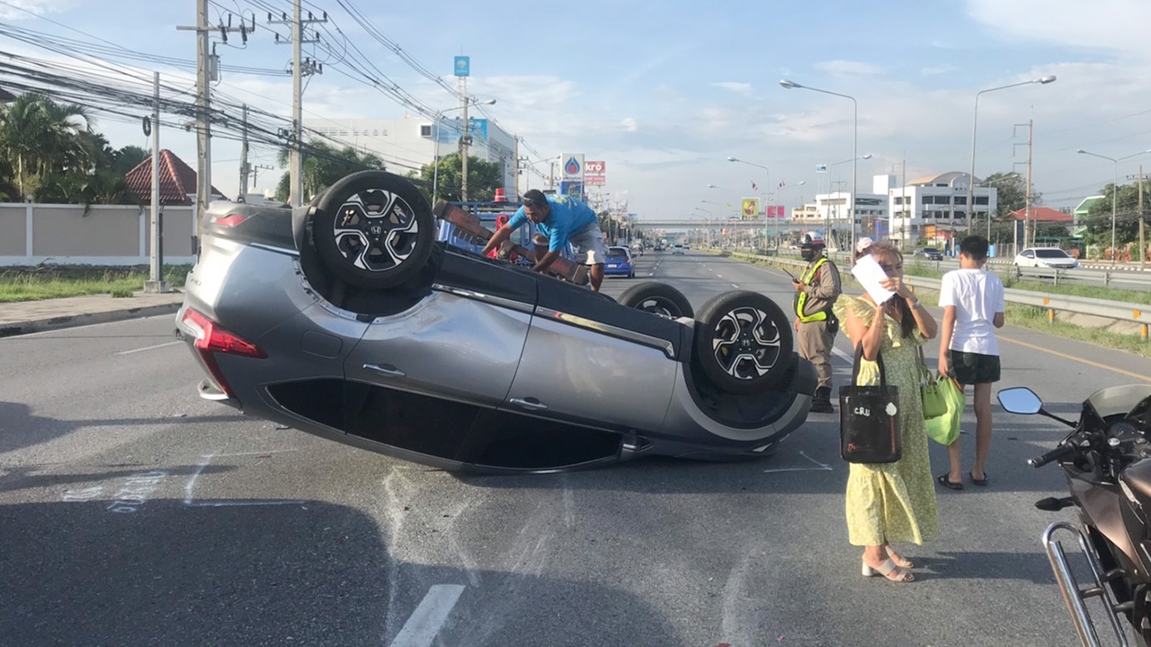 สาวตกใจถุงขยะปลิวติดหน้ารถ หักหลบชนท้ายซีอาร์วีพลิกคว่ำที่ชลบุรี 