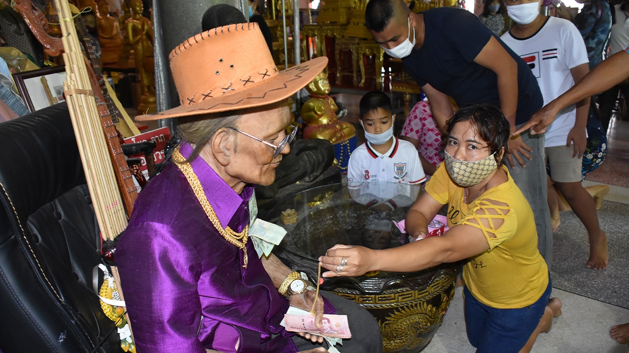 มาแล้ว "เลขเด็ด" อ่างน้ำมนต์ "ตาทอง งิ้วราย" คอหวยถูกใจขอเหมาเกลี้ยงแผง