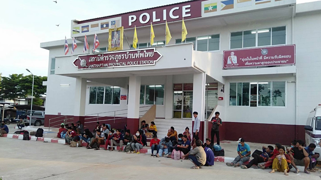 ตม.สระแก้ว จับมือทหารจับแรงงานเขมรลอบเข้าไทยทางตะเข็บชายแดน รวม 94 คน