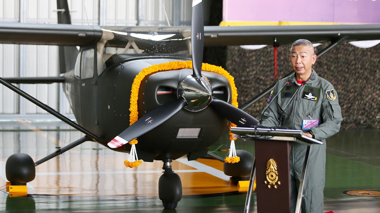 บิ๊กแดง เป็นประธานพิธีรับอากาศยานพระราชทาน Cessna 182T ประจำการกองทัพบก