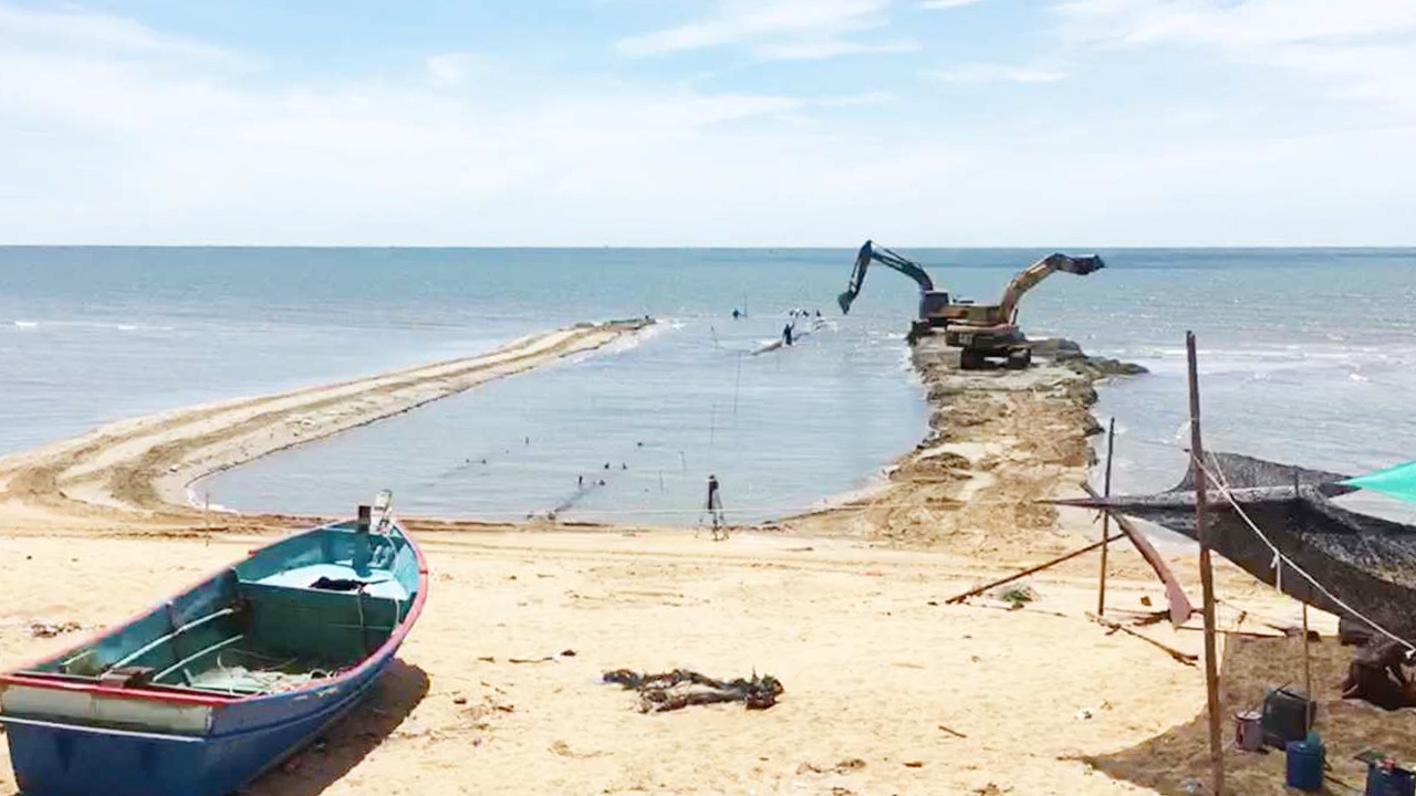 เจ้าท่าฯชุมพรแจ้งความ นายทุนฟาร์มกุ้ง ยึดหาดขุดวางท่อสูบน้ำทะเล  