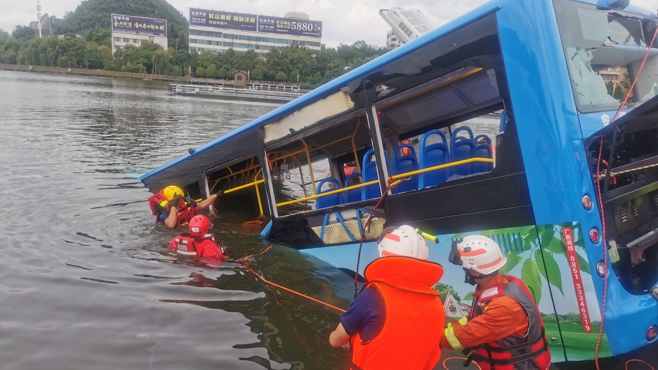 สุดสลด รถบัสนักเรียน พุ่งตกอ่างเก็บน้ำในจีน ยังไม่ทราบชะตากรรม (คลิป)