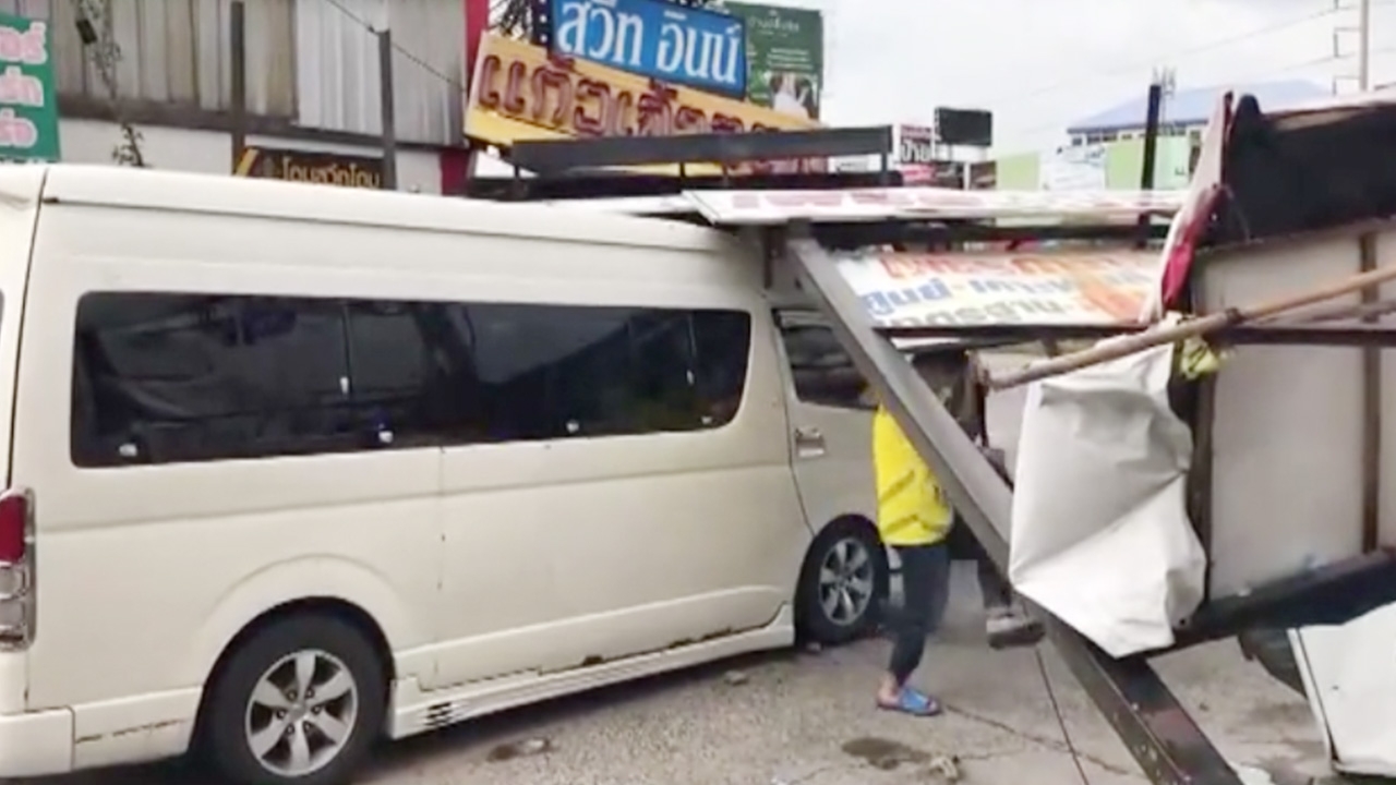 พายุพัดป้ายโฆษณาใหญ่โค่นทับรถตู้จนพังยับชลบุรี โชคดีคนขับไม่เจ็บ