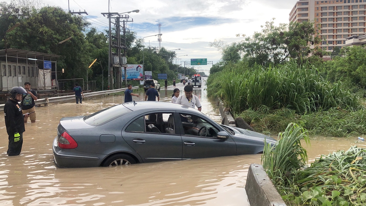 พลเมืองดี ช่วย 2 แม่ลูกขับเก๋งฝ่าน้ำท่วมพัทยา เจอพัดตกถนนหวิดจมมิดคัน