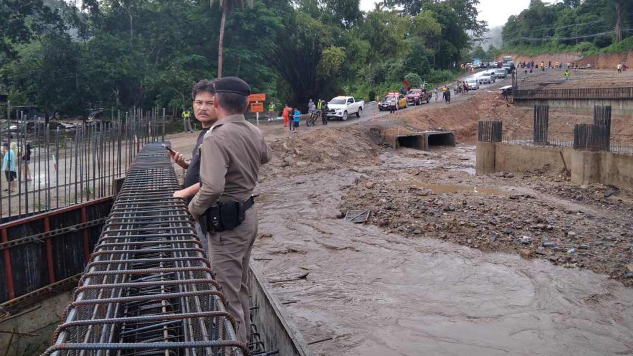 ฝนตกหนักน้ำป่าทะลัก ตัดขาดเส้นทางเชียงใหม่-เชียงราย รถผ่านไม่ได้