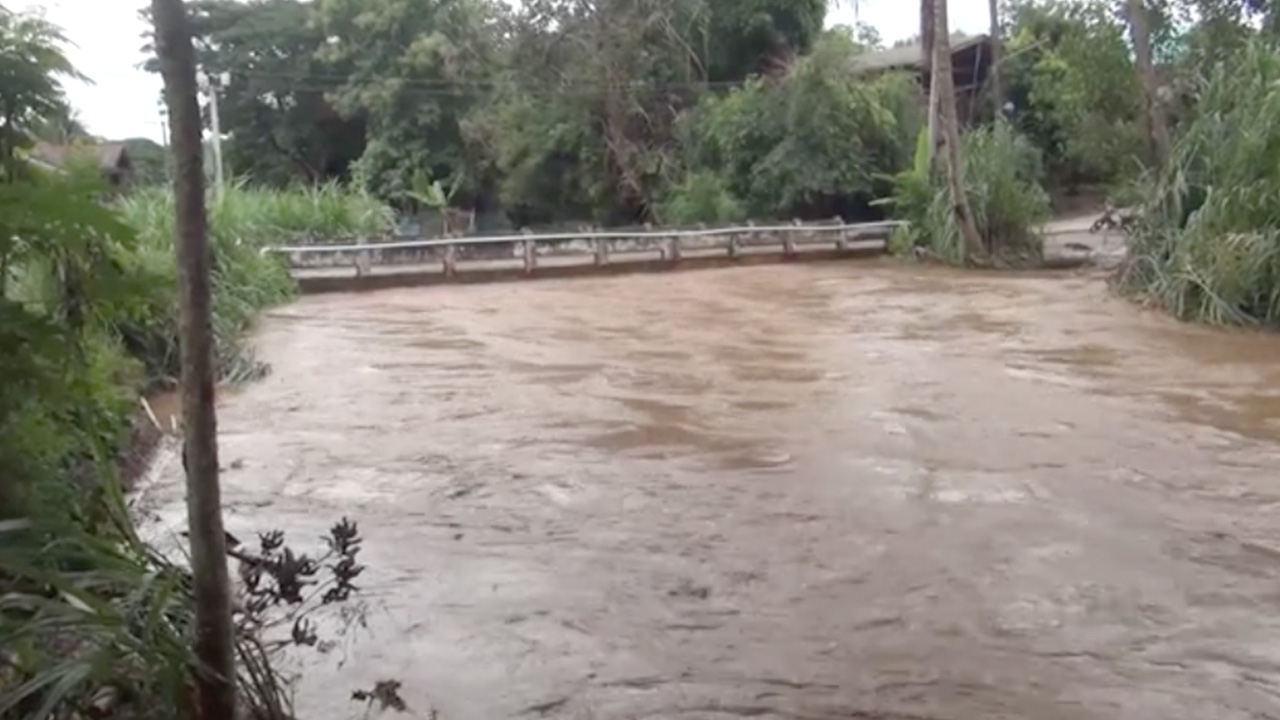 ฝนถล่มลำปาง น้ำป่าทะลักเข้าบ้านต้นงุ้น ท่วมบ้านและพื้นที่เกษตรเสียหาย
