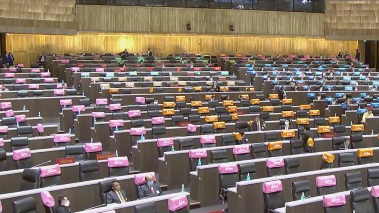 สภาล่ม "ครูมานิตย์" เสนอ นับองค์ประชุม-"รังสิมันต์" ซัด เสียดายภาษี  