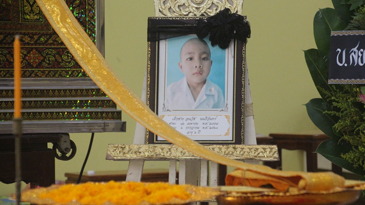 เศร้าน้ำตานอง พ่อแม่ร่วมพิธีเผาศพ "น้องกานต์" อาเสียใจดูแลหลานไม่ดีพอ