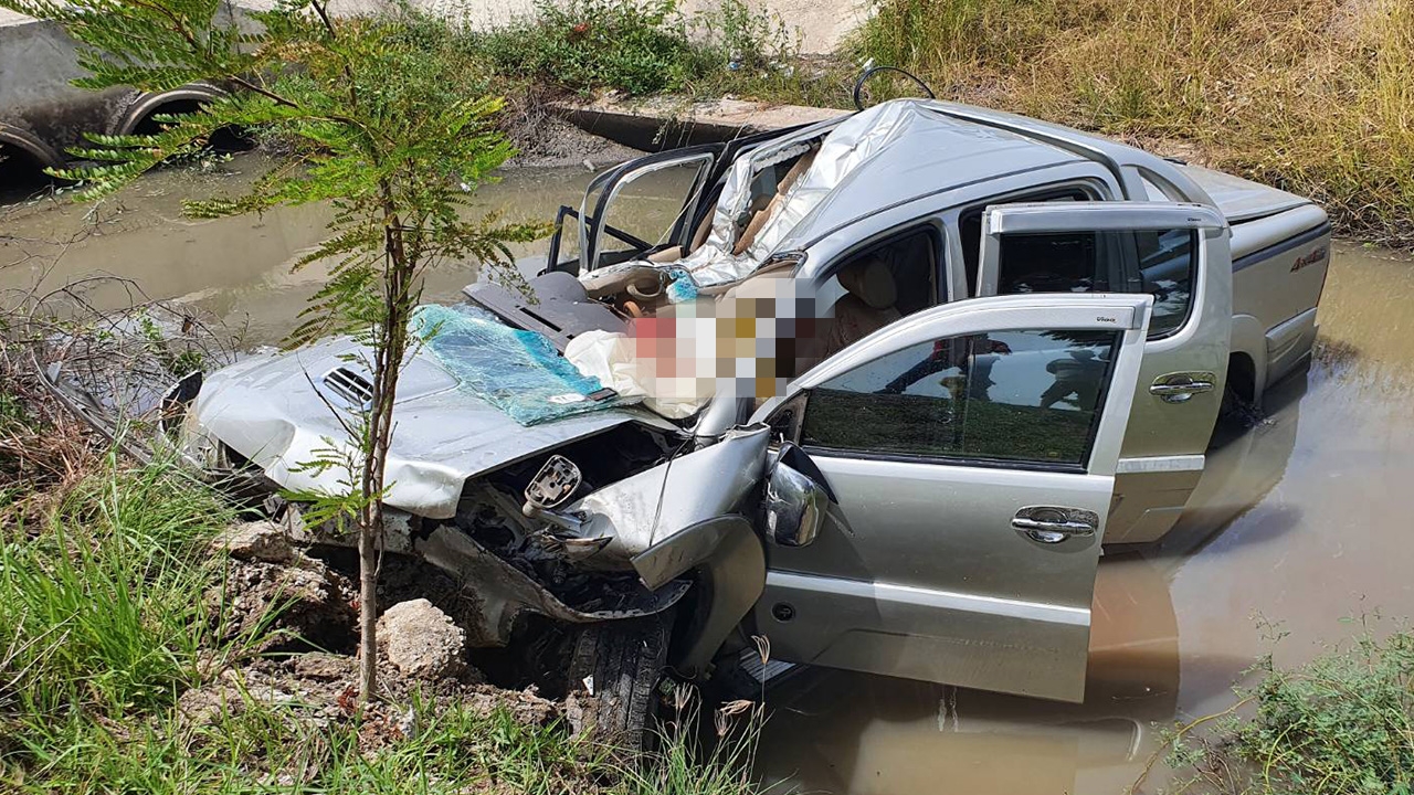 รถพ่วงล้อหลุดกระเด็น ข้ามเกาะอัดกระบะหน้ายับ ตกคลองที่ปทุมฯ ตาย 1 สาหัส 2