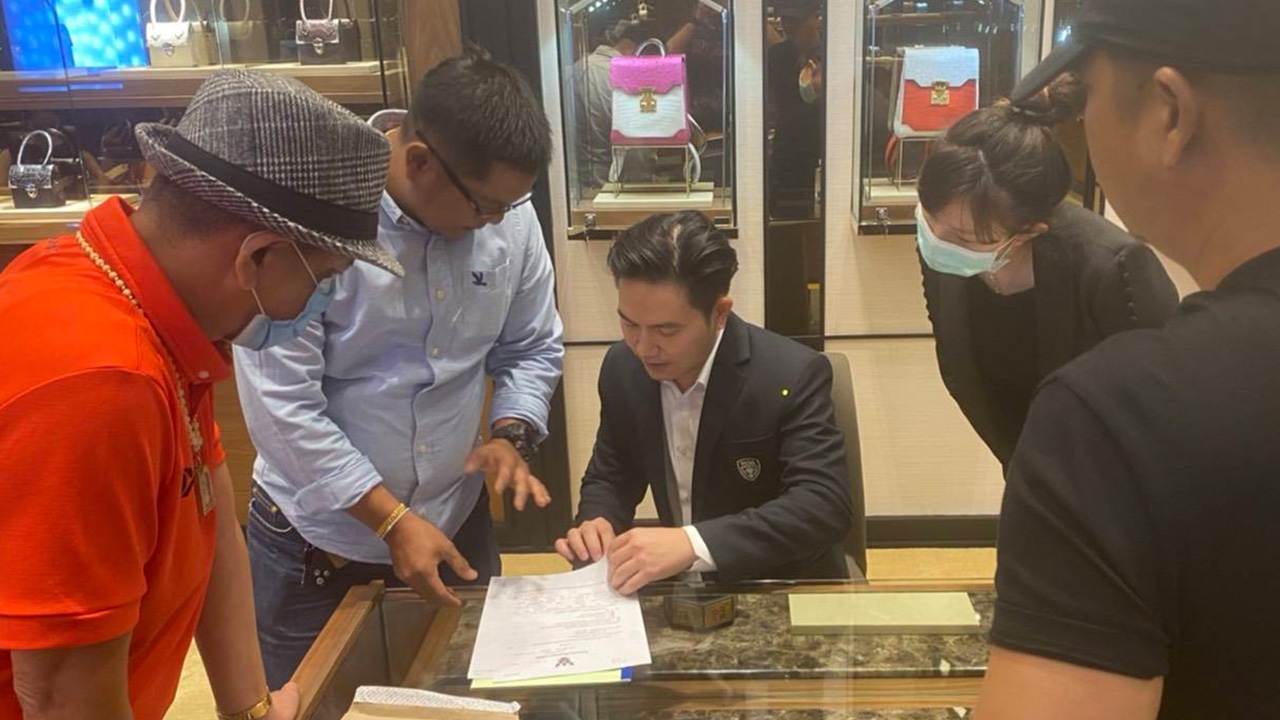 รวบเจ้าของร้านนาฬิกาดัง ฉกแบรนด์หรูลูกค้า "ดารา-ไฮโซ" เป็นเหยื่อเพียบ 