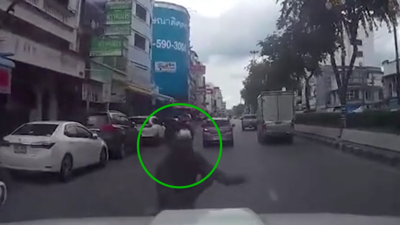 ชายนิรนาม พุ่งตัวไปชนรถ ลงไปนอนนิ่ง สุดท้ายบอกมีกล้อง ลุกเดินปร๋อ (คลิป)
