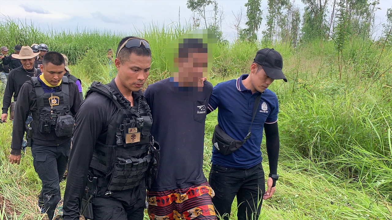 ตร.หนองคายปิดเกม ได้ผู้ต้องหาแล้ว จนท.ลุยน้ำเจอตัวดำซ่อนตัวโผล่แต่จมูก