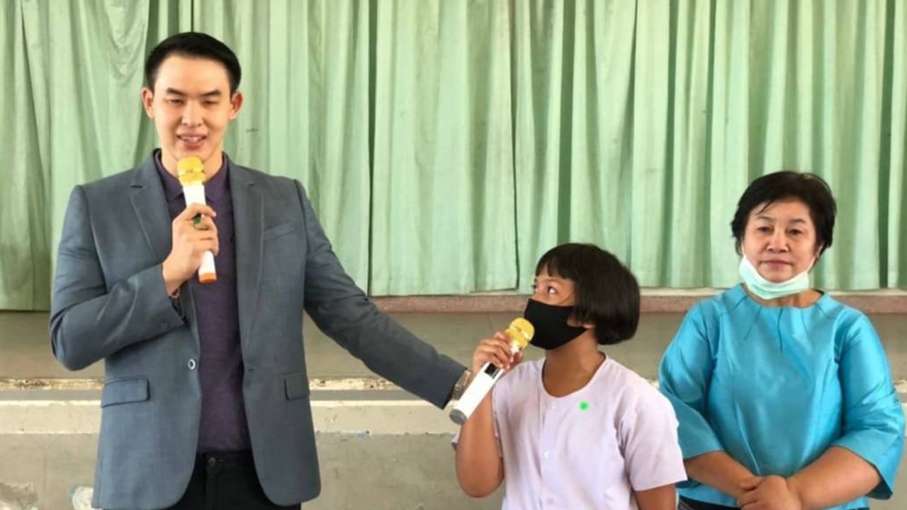 “รัตนเศรษฐ” ลุย แจกหน้ากากอนามัยให้ นร.-พร้อมร่วมฝึกอาชีพ ที่โคราช