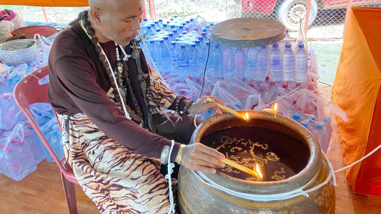 ร่างทรงฤาษีตาไฟ ถวาย "พระแก้วมรกต" พร้อมหยดน้ำตาเทียนมอบโชค 