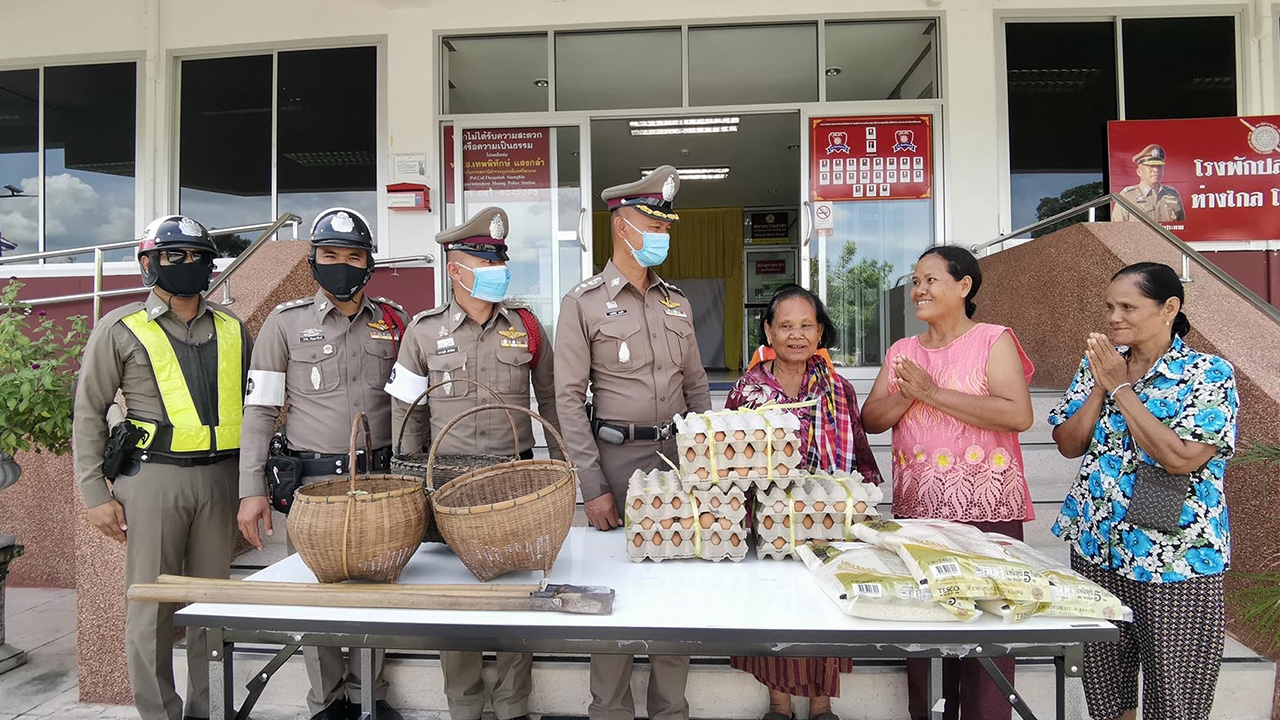 ตร.ศรีสะเกษมีความเห็นไม่ฟ้อง 3 ชาวบ้านเก็บเห็ด พร้อมมอบสิ่งของช่วยเหลือ