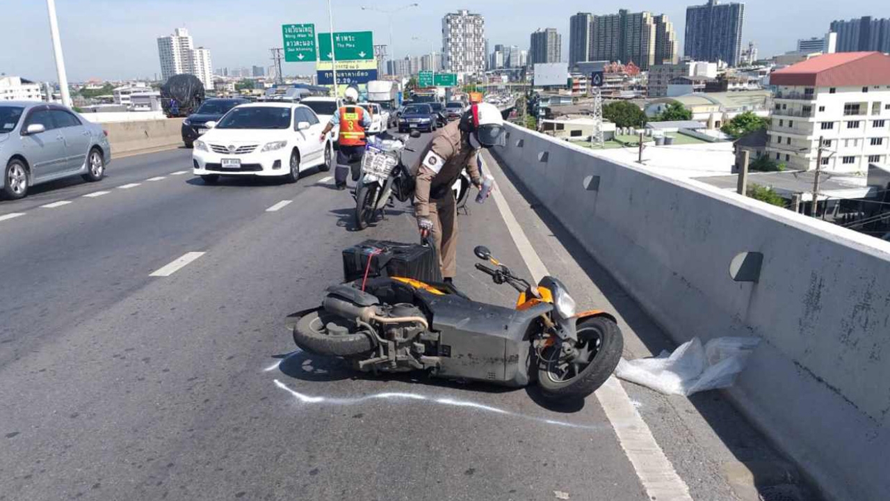 หนุ่มวิ่งส่งของ ตาจ้องมองโทรศัพท์ จยย.ชนขอบสะพานตกกระแทกพื้นดับ  