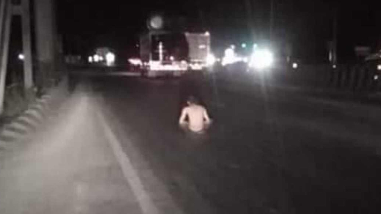 คนขับรถเพิ่งโพสต์ เตือนภัย "ชายนั่งกลางถนน" อีกวันพบ โดนทับตายแล้ว 