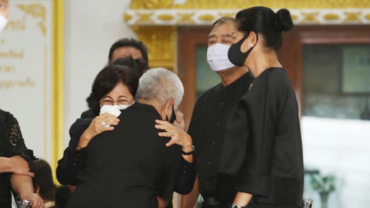 ภาพบรรยากาศรดน้ำศพ พ่อแต้ว ณฐพร สุดเศร้า คนบันเทิงร่วมอาลัยแน่น