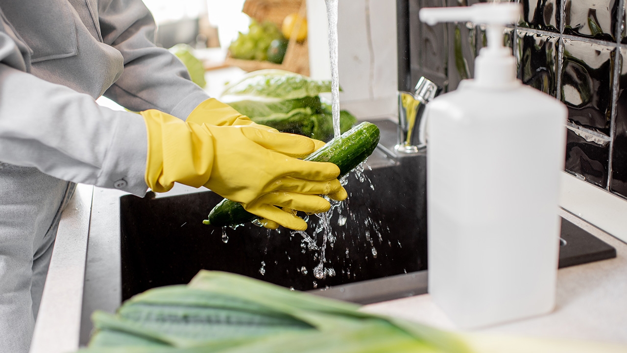 ศูนย์วิจัยโรคปรสิต แนะ สวมถุงมือล้างผักสด ป้องกันพยาธิไชผ่านผิวหนัง