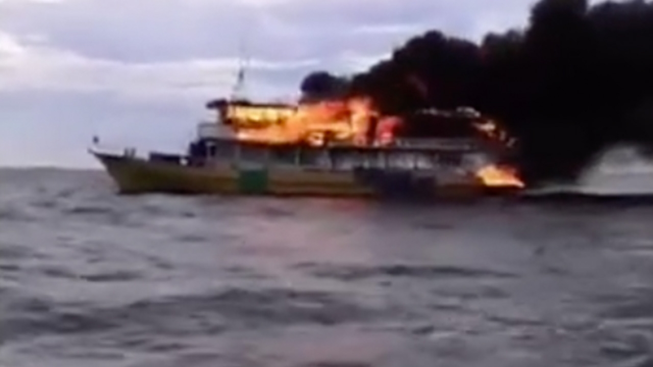 ไฟไหม้เรือท่องเที่ยวใกล้เกาะล้าน ดับได้แล้ว ไร้ผู้บาดเจ็บและเสียชีวิต