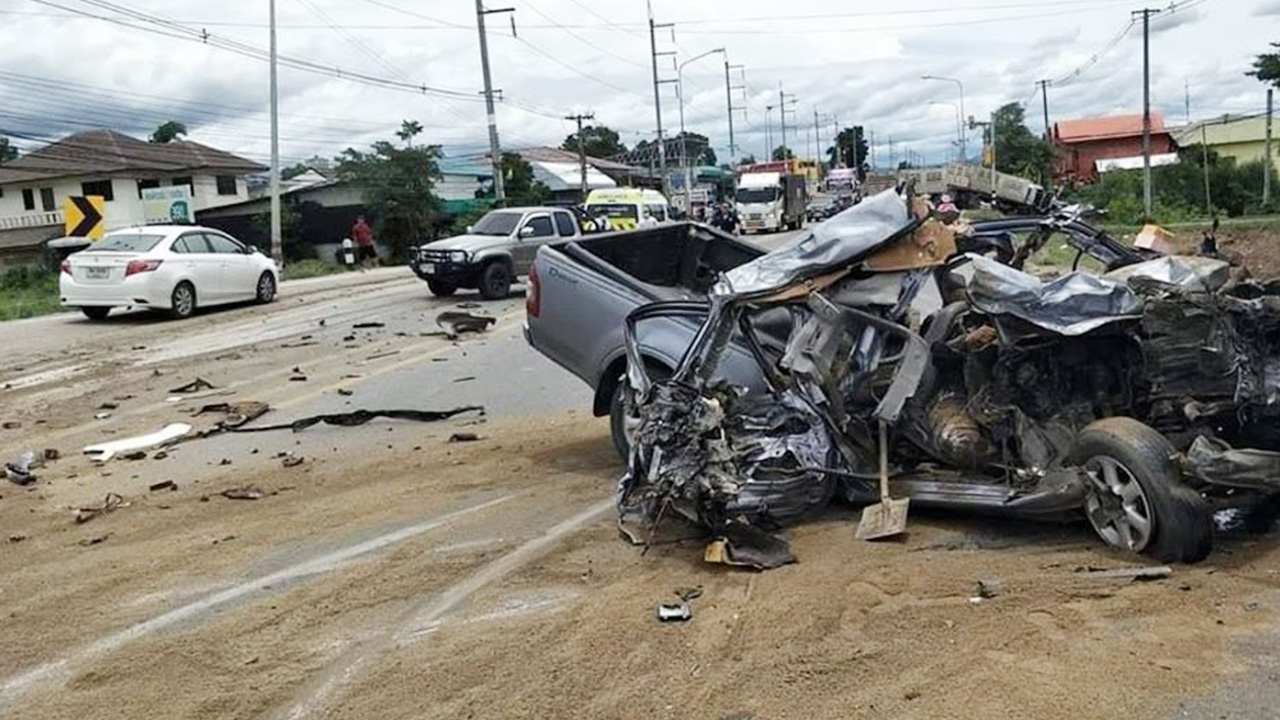 กระบะเสียหลักพุ่งอัดพ่วง 18 ล้อยับดับ 2 ศพ ที่จอมทองคาดฝนตกถนนลื่น