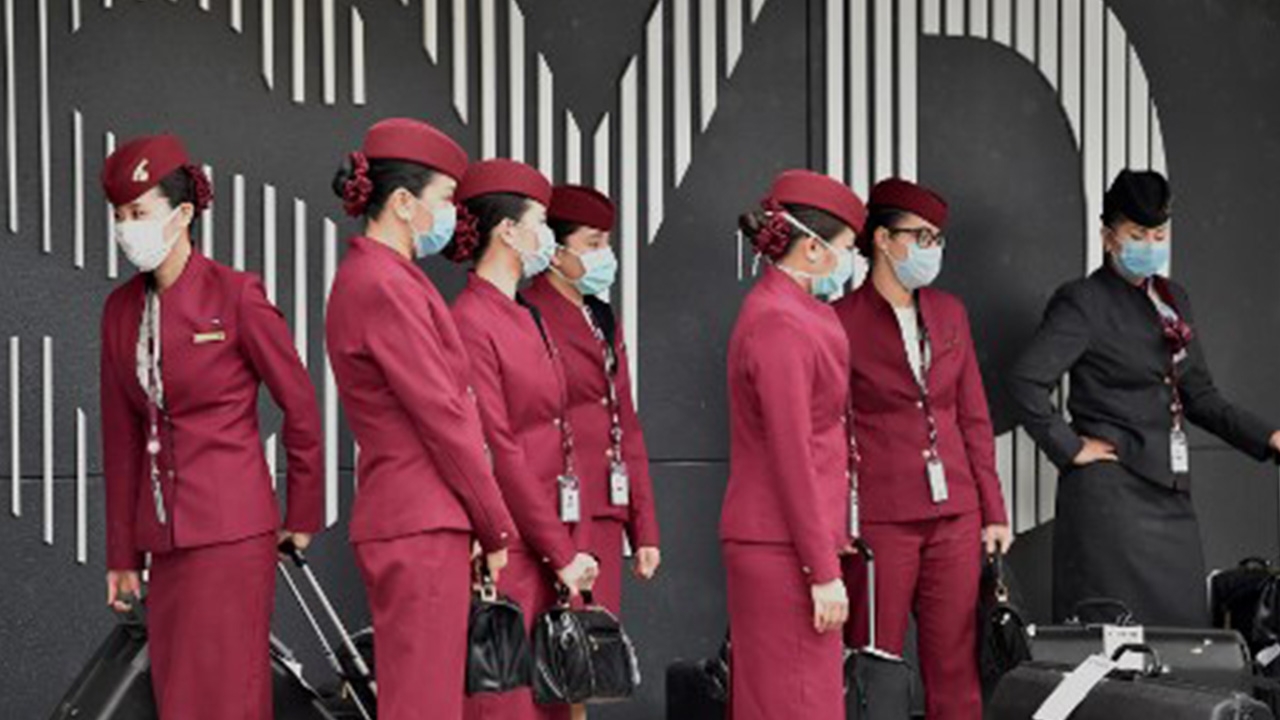 กาตาร์แอร์เวย์คุมเข้ม แจกหน้ากาก-เฟซชิลด์ให้ผู้โดยสารใส่ตลอดเส้นทาง